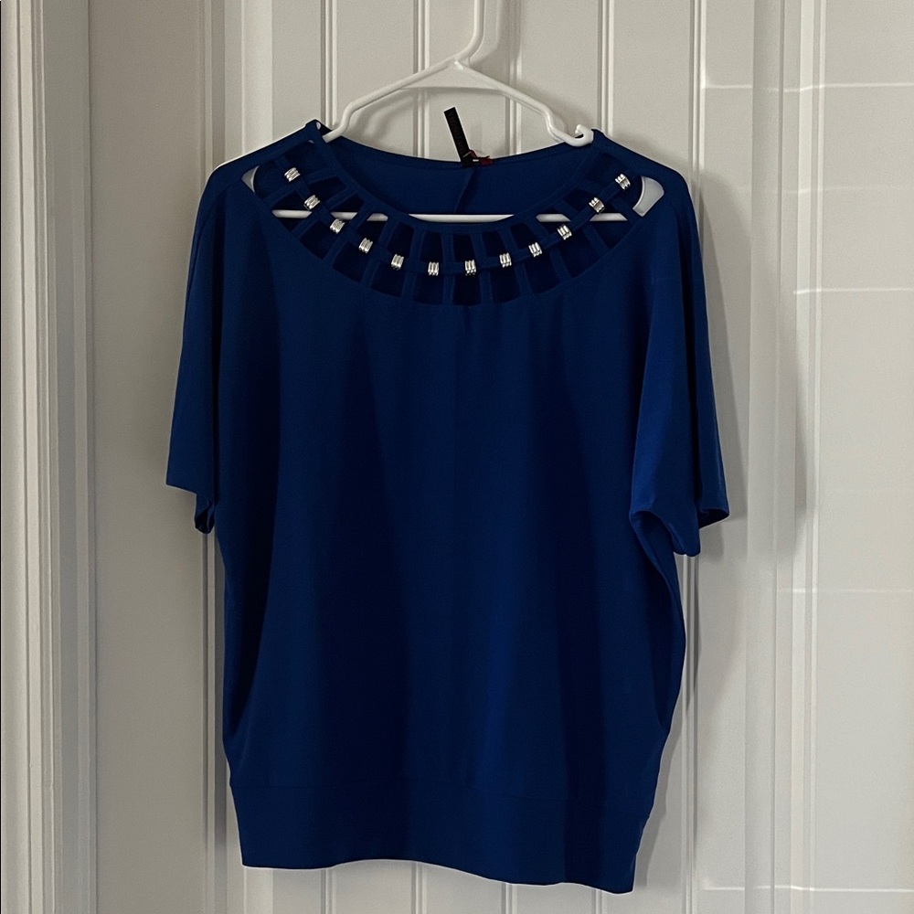Love Scarlett Elegant Navy Women's Blouse with Cut-Out Design